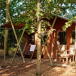 Tenthuisje met warme privédouche naast de tent met Hottub