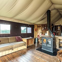 Tenthuisje met warme privédouche in de tent