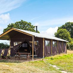 Tenthuisje met warme privédouche in de tent