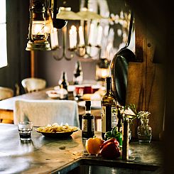 Tenthuisje met warme privédouche naast de tent met Hottub