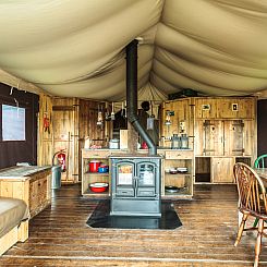 Tenthuisje met warme privédouche in de tent