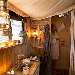 Tenthuisje met warme privédouche in de tent