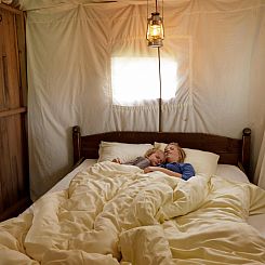 Tenthuisje met warme privédouche naast de tent