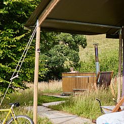 Tenthuisje met warme privédouche naast de tent met Hottub