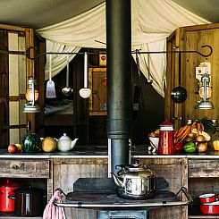Tenthuisje met warme privédouche naast de tent met Hottub