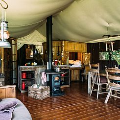 Tenthuisje met warme privédouche naast de tent met Hottub