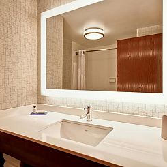 Holiday Inn Express Newport North - Middletown, an IHG Hotel