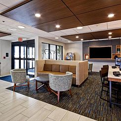 Holiday Inn Express Newport North - Middletown, an IHG Hotel