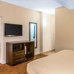 Quality Inn and Suites Newport - Middletown