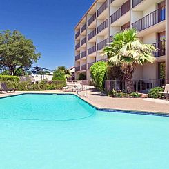 Howard Johnson by Wyndham Arlington Ballpark / Six Flags