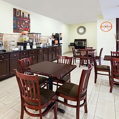 Howard Johnson by Wyndham Arlington Ballpark / Six Flags