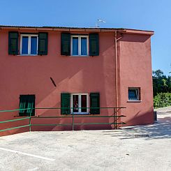 Appartement Wohnung im zweiten Stock mit Parkplatz und Garte