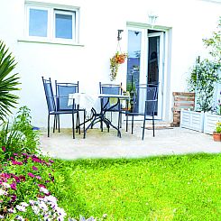 Appartement mit privatem Garten, Meerblick und Gemeinschafts