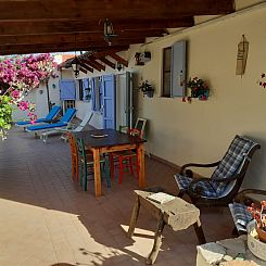Vakantiehuis Rustikale Villa mit Steinpool
