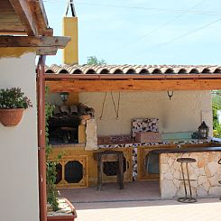 Vakantiehuis Rustikale Villa mit Steinpool