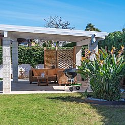 Vakantiehuis Sterlizia, Villa mit Pool in Meeresnähe