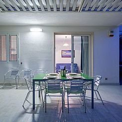 Appartement in Marina Di Ragusa mit Terrasse, Grill und Gart
