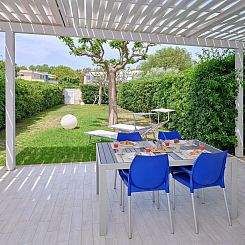 Appartement in Marina Di Ragusa mit Terrasse, Grill und Gart