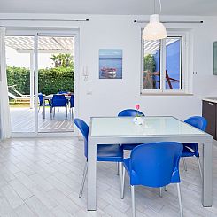 Appartement in Marina Di Ragusa mit Terrasse, Grill und Gart