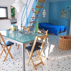 Appartement Studio mit Balkonblick ins bergige Grüne