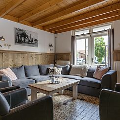 Sfeervol en ruim ingericht 10 persoons vakantiehuis aan het