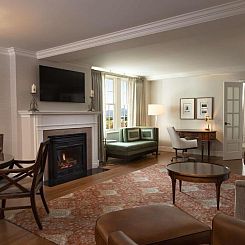 Hotel Roanoke & Conference Center, Curio Collection by Hilto