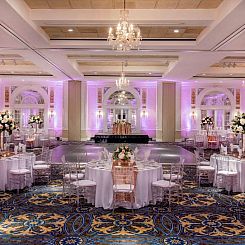 Hotel Roanoke & Conference Center, Curio Collection by Hilto