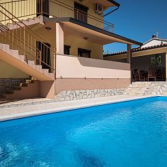 Vakantiehuis Ferienvilla mit Pool in Pula