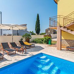 Vakantiehuis Ferienvilla mit Pool in Pula