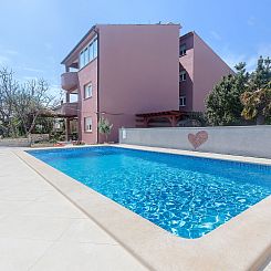 Appartement Wohnung in Fažana mit gemeinsamem Pool und Gart