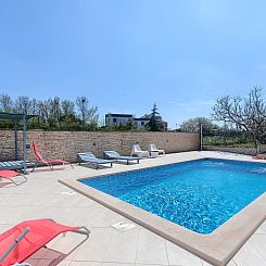 Appartement Wohnung in Fažana mit gemeinsamem Pool und Gart