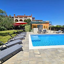 Vakantiehuis Sehr geräumige Villa mit Pool
