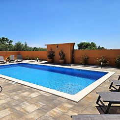 Vakantiehuis Sehr geräumige Villa mit Pool
