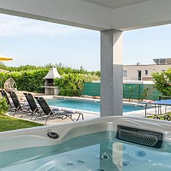 Vakantiehuis Neue New Villa Lana 40m2 Schwimmbad, Sauna, Whi