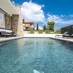 Vakantiehuis Schöne Villa im Dorf Ližnjan