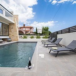 Vakantiehuis Schöne Villa im Dorf Ližnjan