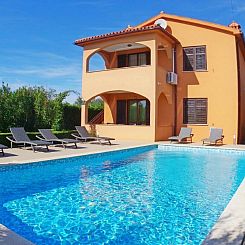 Appartement mit privatem Pool und Garten
