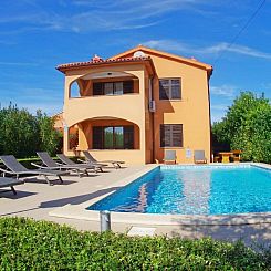 Appartement mit privatem Pool und Garten