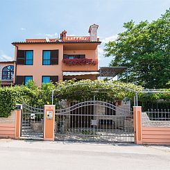 Appartement Elegantes Familienappartement mit privatem Pool