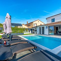 Vakantiehuis 4 SZ mit Bad en suite Pool und Sommerküche
