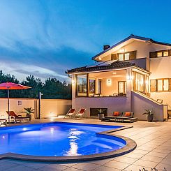 Vakantiehuis Nettes Ferienhaus in Pomer mit Privatem Pool