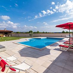 Vakantiehuis Nettes Ferienhaus in Pomer mit Privatem Pool