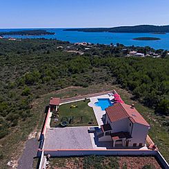 Vakantiehuis Nettes Ferienhaus in Pomer mit Privatem Pool