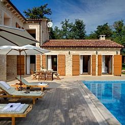 Vakantiehuis in Karigador mit Terrasse, Whirlpool und Garten