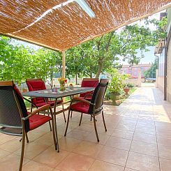 Appartement Pjero mit schöner Terrasse