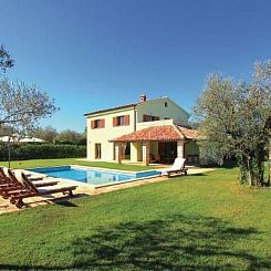 Vakantiehuis Luxuriöse Villa mit riesigem Olivenbaum-Garten