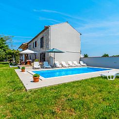 Vakantiehuis Schönes Haus mit großer grüner Umgebung, Poo