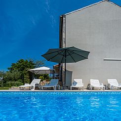 Vakantiehuis Schönes Haus mit großer grüner Umgebung, Poo