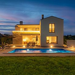 Vakantiehuis Modern 300m² Villa - King Beds and Leisure Zon
