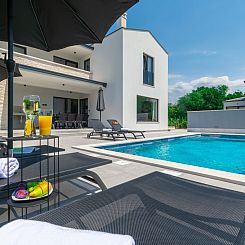 Vakantiehuis Modern 300m² Villa - King Beds and Leisure Zon